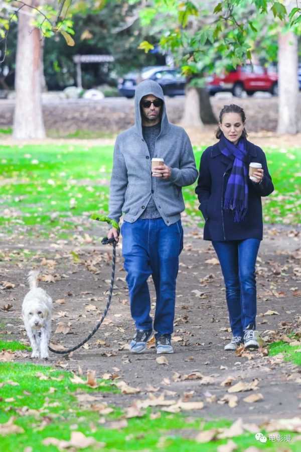 街拍丨娜塔莉·波特曼和老公本杰明在洛杉矶街头散步遛狗-插图9