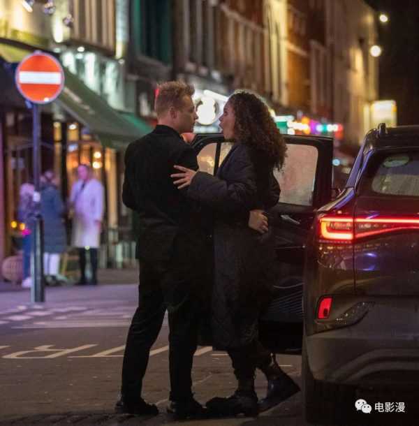 街拍丨本·哈迪和杰西卡·普拉默在伦敦街头拥吻，跟拍电影似的-插图