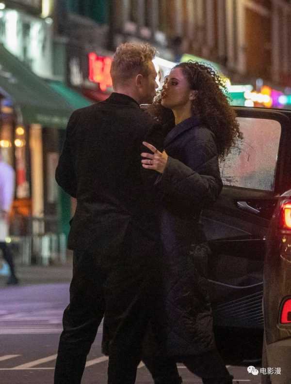 街拍丨本·哈迪和杰西卡·普拉默在伦敦街头拥吻，跟拍电影似的-插图2