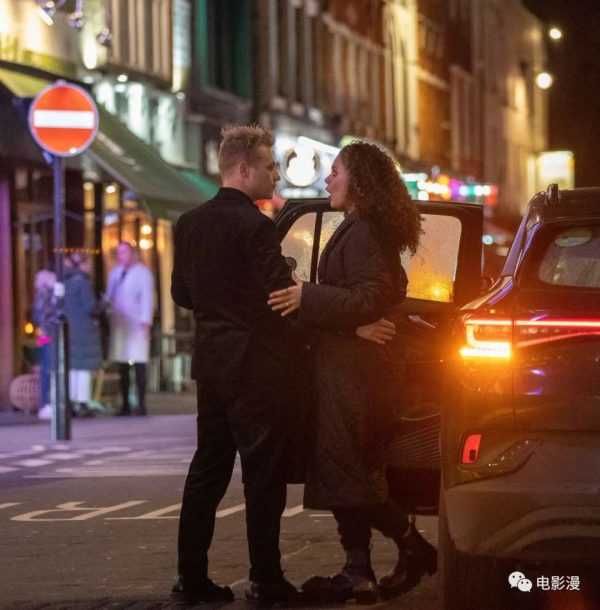 街拍丨本·哈迪和杰西卡·普拉默在伦敦街头拥吻，跟拍电影似的-插图3