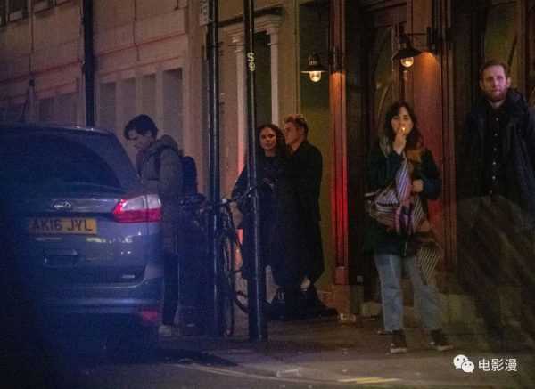 街拍丨本·哈迪和杰西卡·普拉默在伦敦街头拥吻，跟拍电影似的-插图6