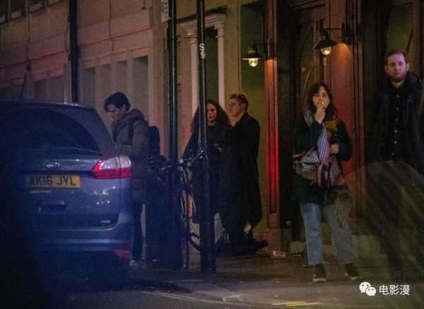 街拍丨本·哈迪和杰西卡·普拉默在伦敦街头拥吻，跟拍电影似的-插图7