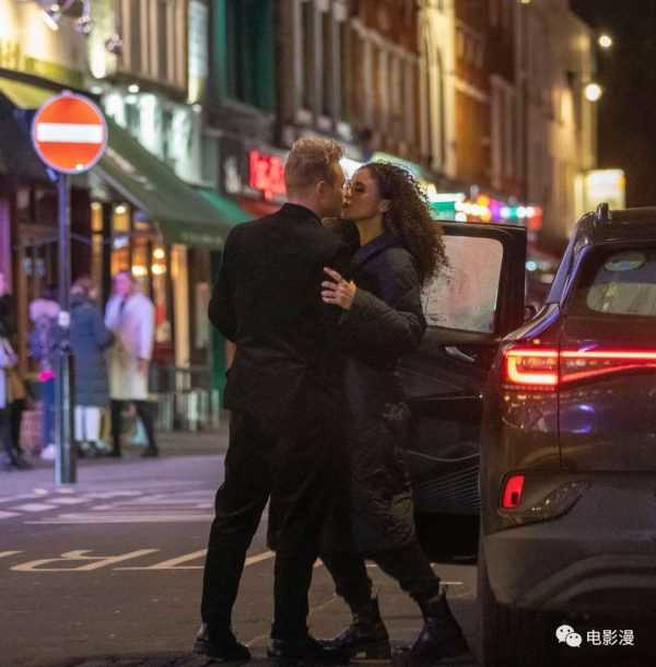 街拍丨本·哈迪和杰西卡·普拉默在伦敦街头拥吻，跟拍电影似的-插图9