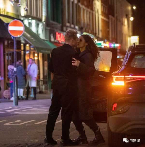 街拍丨本·哈迪和杰西卡·普拉默在伦敦街头拥吻，跟拍电影似的-插图11
