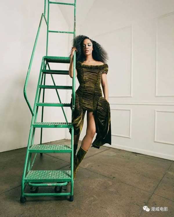 泰莎·汤普森为衣服品牌WWW拍摄的试穿照-插图3