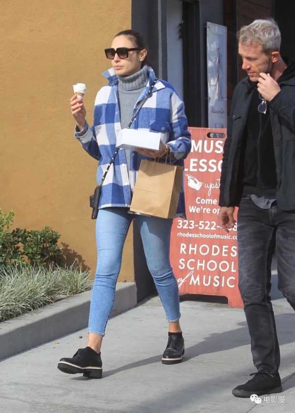 街拍丨盖尔·加朵吃着冰淇淋和老公现身洛杉矶街头-插图