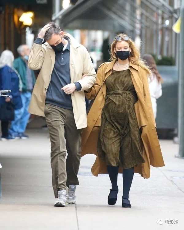 街拍丨孕妈詹妮弗·劳伦斯和老公在纽约外出找新房子-插图6