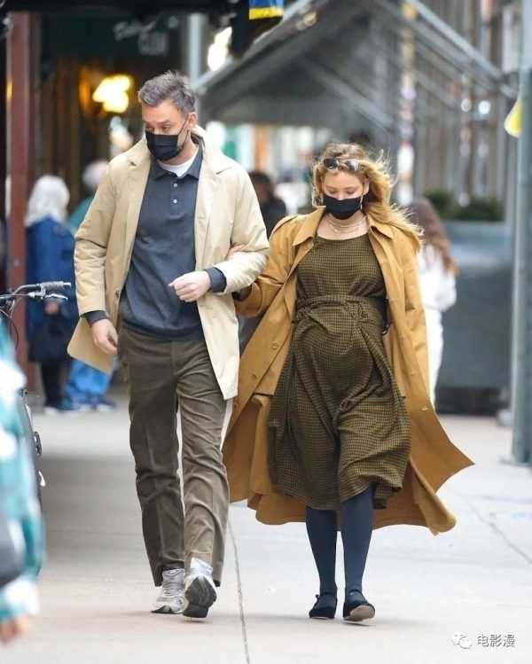 街拍丨孕妈詹妮弗·劳伦斯和老公在纽约外出找新房子-插图8