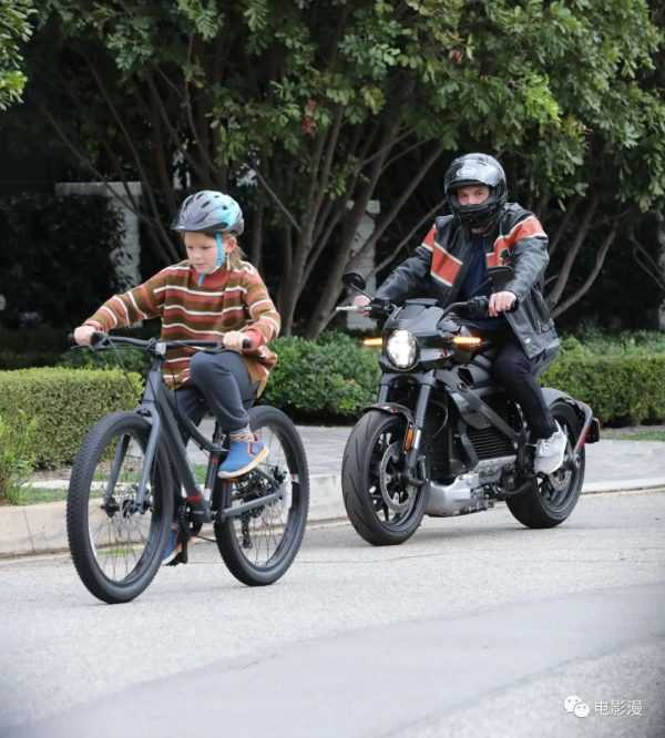 街拍丨大本和儿子在洛杉矶街头骑车车-插图2