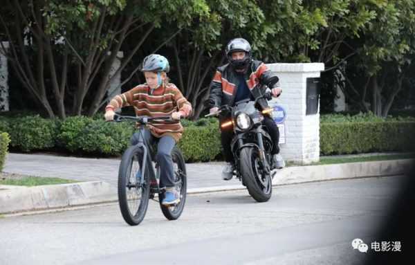街拍丨大本和儿子在洛杉矶街头骑车车-插图8