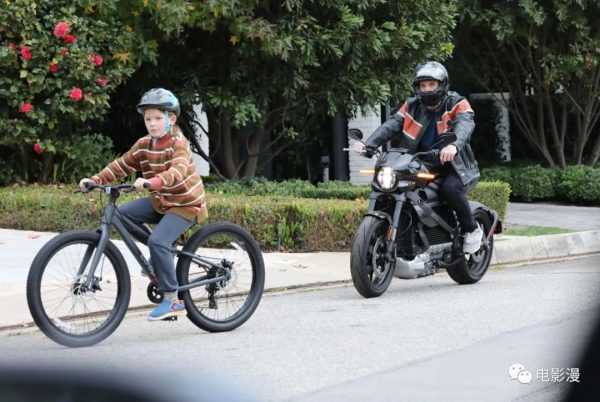 街拍丨大本和儿子在洛杉矶街头骑车车-插图9