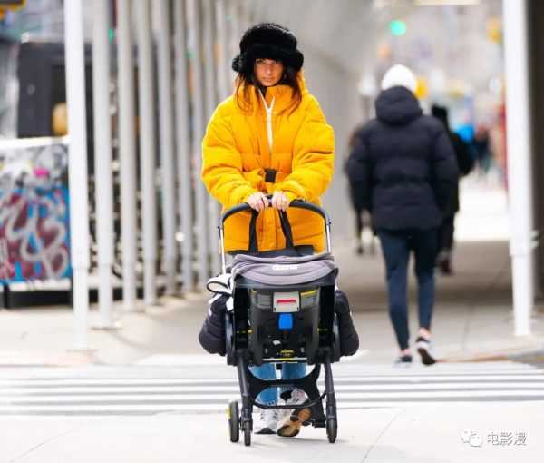 街拍丨艾米丽·拉塔科夫斯基和老公搭配情侣装现身纽约街头-插图