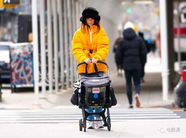 街拍丨艾米丽·拉塔科夫斯基和老公搭配情侣装现身纽约街头-插图8