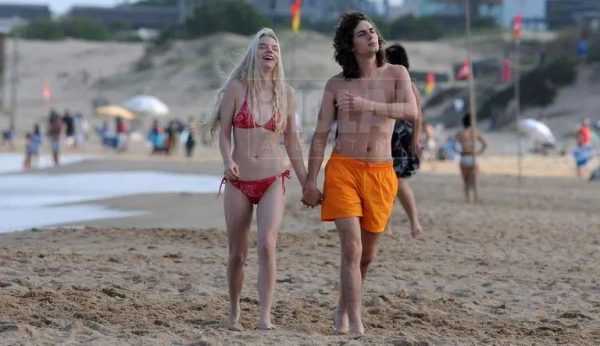 街拍丨安雅·泰勒-乔伊和男友马尔科姆在乌拉圭海滩度假-插图2