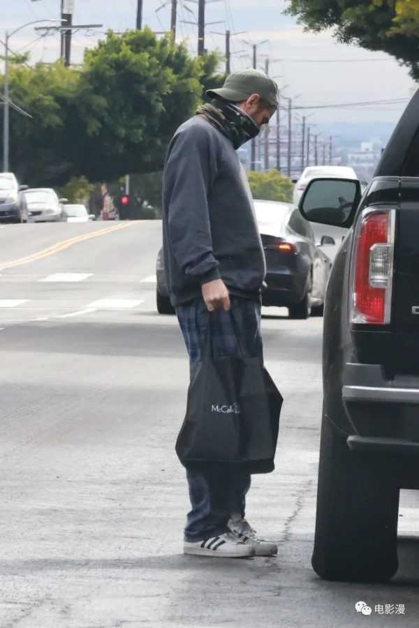 街拍丨科林·法瑞尔在洛杉矶外出购物，熟悉的围巾口罩法-插图4