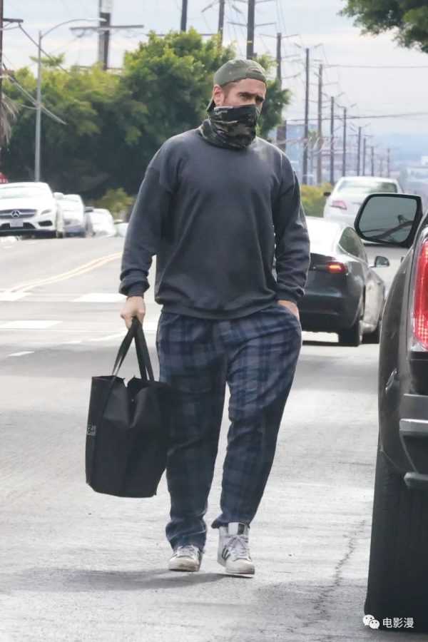 街拍丨科林·法瑞尔在洛杉矶外出购物，熟悉的围巾口罩法-插图5