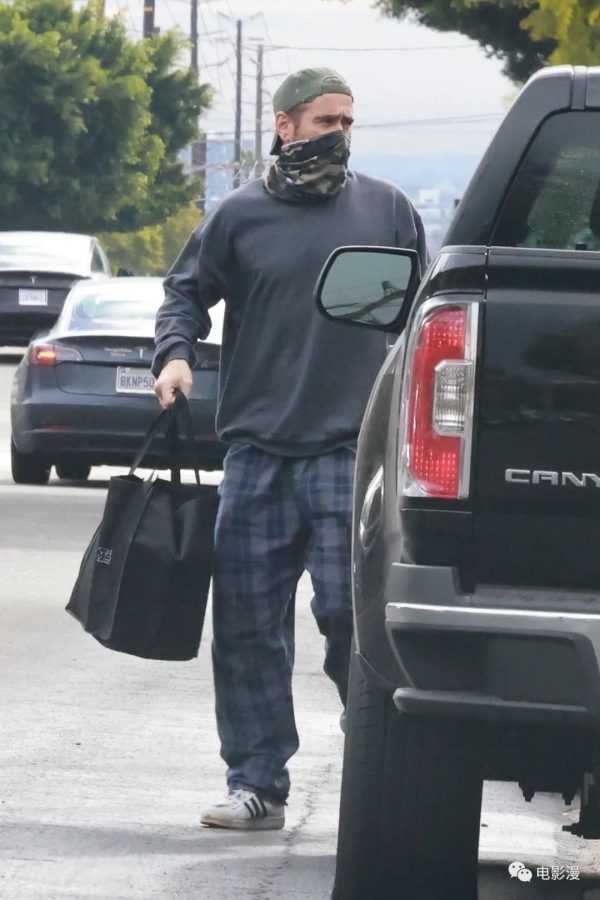 街拍丨科林·法瑞尔在洛杉矶外出购物，熟悉的围巾口罩法-插图6