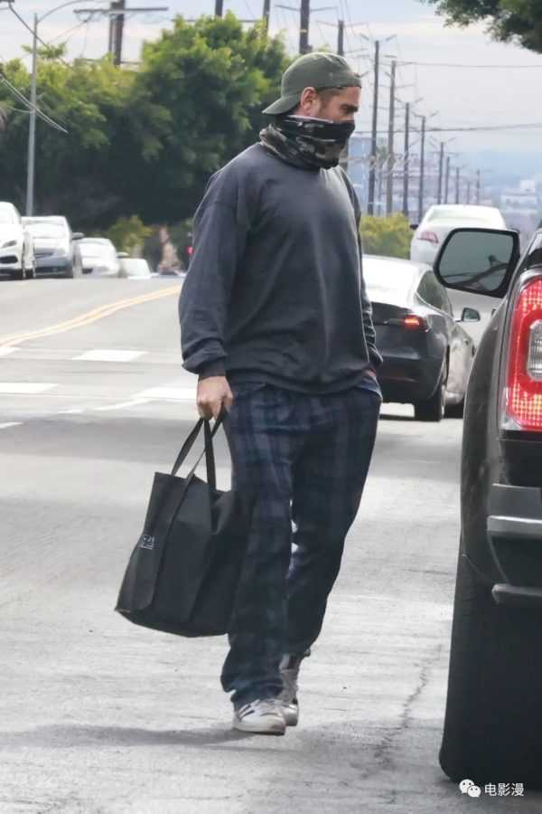 街拍丨科林·法瑞尔在洛杉矶外出购物，熟悉的围巾口罩法-插图8