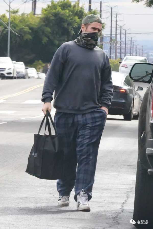 街拍丨科林·法瑞尔在洛杉矶外出购物，熟悉的围巾口罩法-插图9