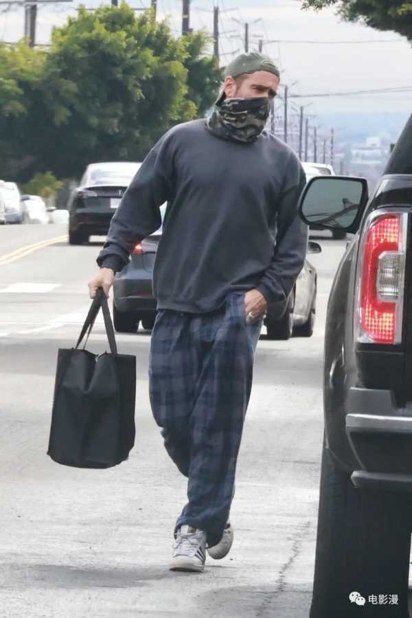 街拍丨科林·法瑞尔在洛杉矶外出购物，熟悉的围巾口罩法-插图10