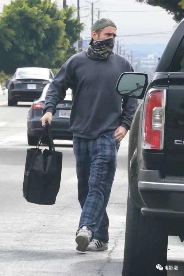 街拍丨科林·法瑞尔在洛杉矶外出购物，熟悉的围巾口罩法-插图11