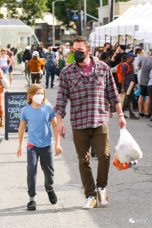 街拍丨大本和儿子一起逛农贸市场，两人开心吃吃吃-插图9