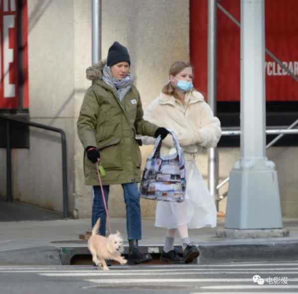 街拍丨娜奥米·沃茨和儿子在纽约街头遛狗-插图