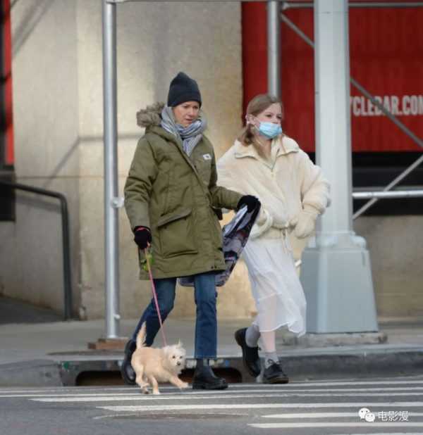 街拍丨娜奥米·沃茨和儿子在纽约街头遛狗-插图2