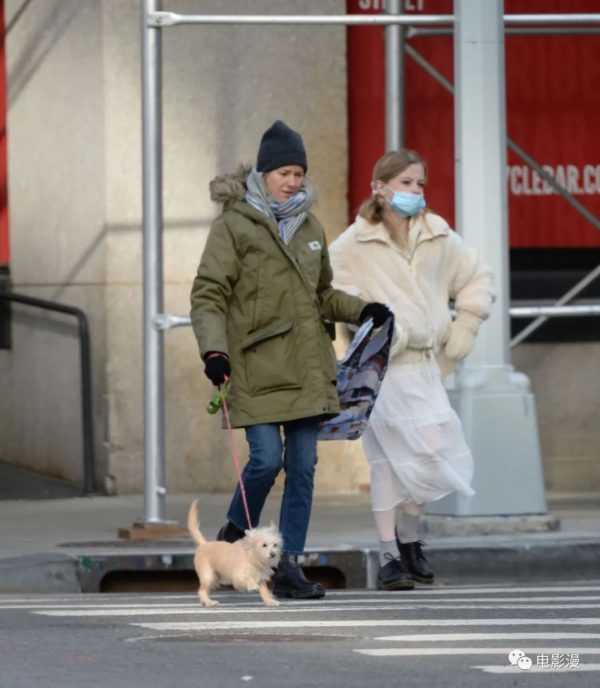 街拍丨娜奥米·沃茨和儿子在纽约街头遛狗-插图3
