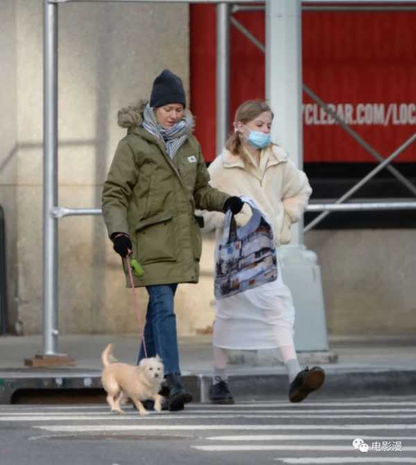 街拍丨娜奥米·沃茨和儿子在纽约街头遛狗-插图4