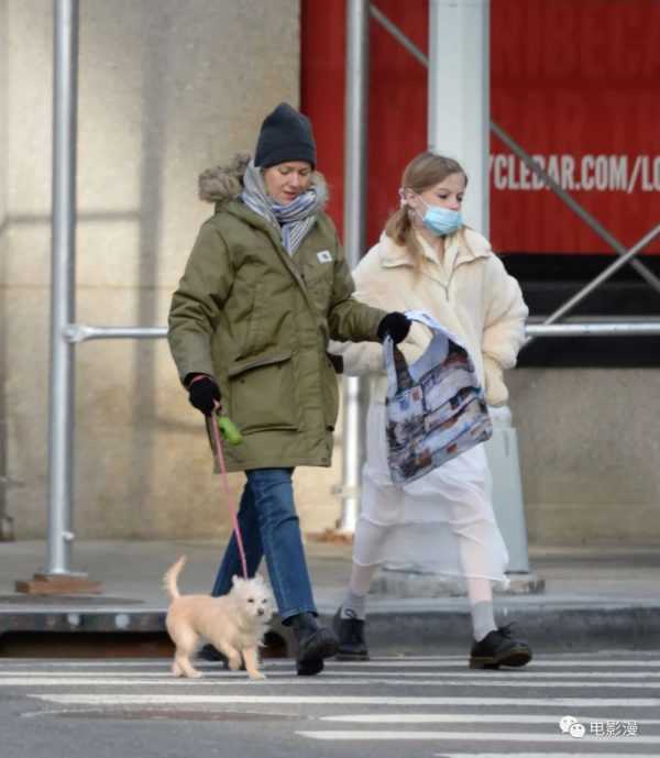 街拍丨娜奥米·沃茨和儿子在纽约街头遛狗-插图5