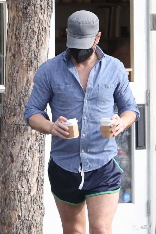 街拍丨科林·法瑞尔穿着短裤在洛杉矶外出买咖啡-插图1