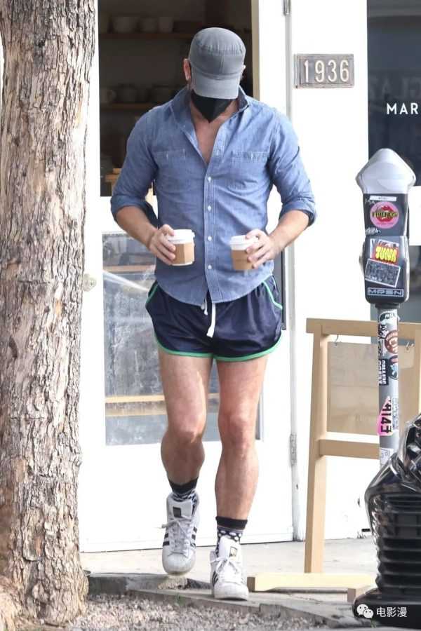 街拍丨科林·法瑞尔穿着短裤在洛杉矶外出买咖啡-插图2
