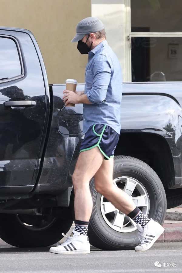 街拍丨科林·法瑞尔穿着短裤在洛杉矶外出买咖啡-插图5