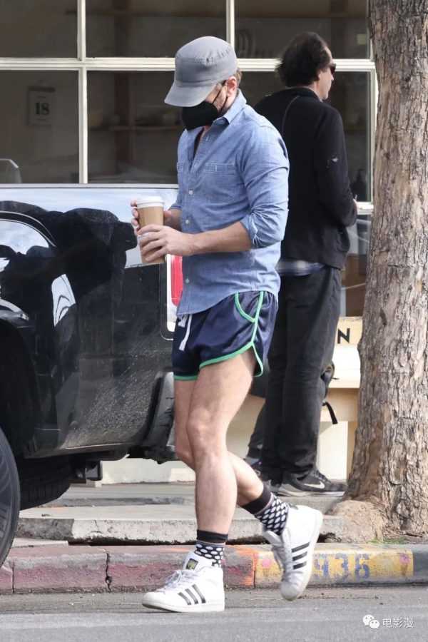 街拍丨科林·法瑞尔穿着短裤在洛杉矶外出买咖啡-插图7