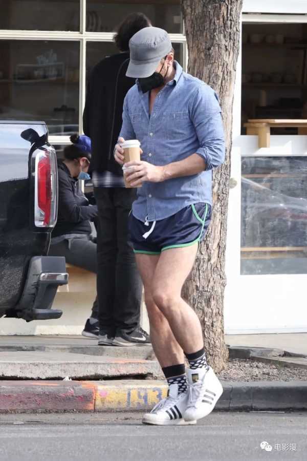 街拍丨科林·法瑞尔穿着短裤在洛杉矶外出买咖啡-插图8