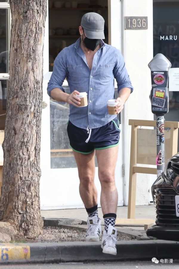 街拍丨科林·法瑞尔穿着短裤在洛杉矶外出买咖啡-插图9
