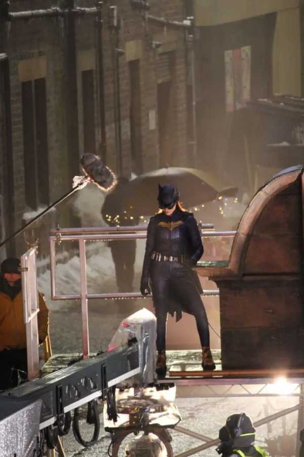 《海王2》等4部电影更新最新动态，蝙蝠少女身披战衣亮相，蝙蝠侠之父首次登场-插图2