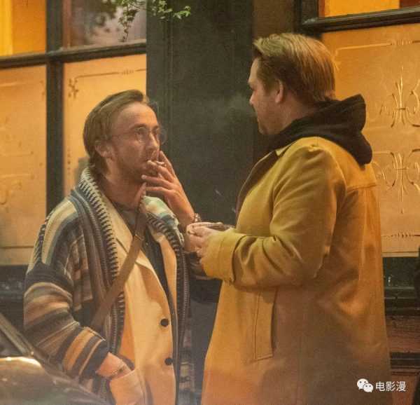 街拍丨汤姆·费尔顿抽着烟和友人在伦敦街头-插图5