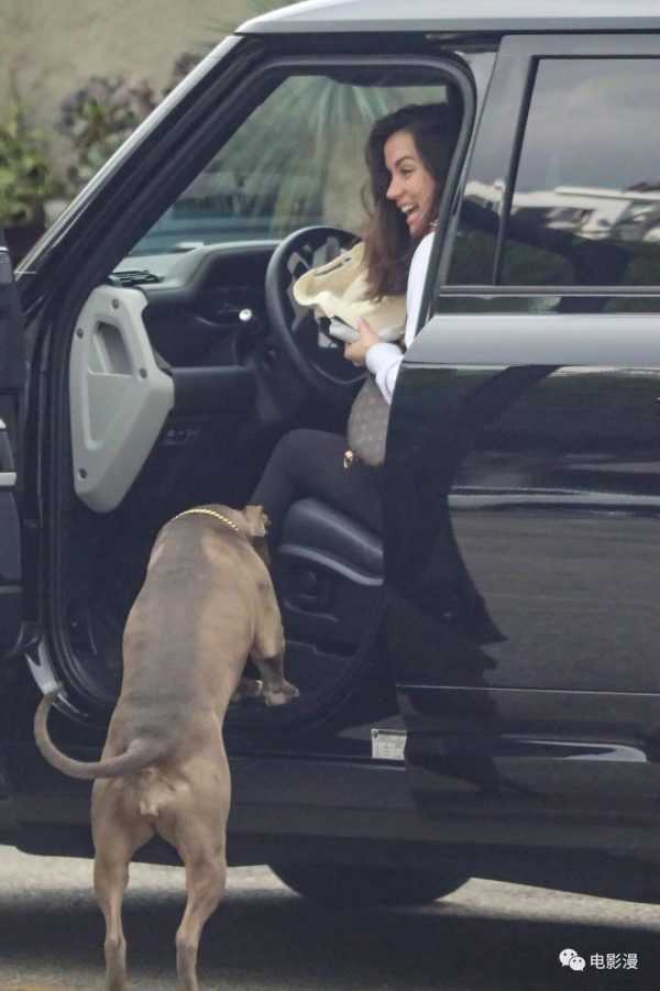 街拍丨安娜·德·阿玛斯去朋友家，被狗狗热烈欢迎-插图1