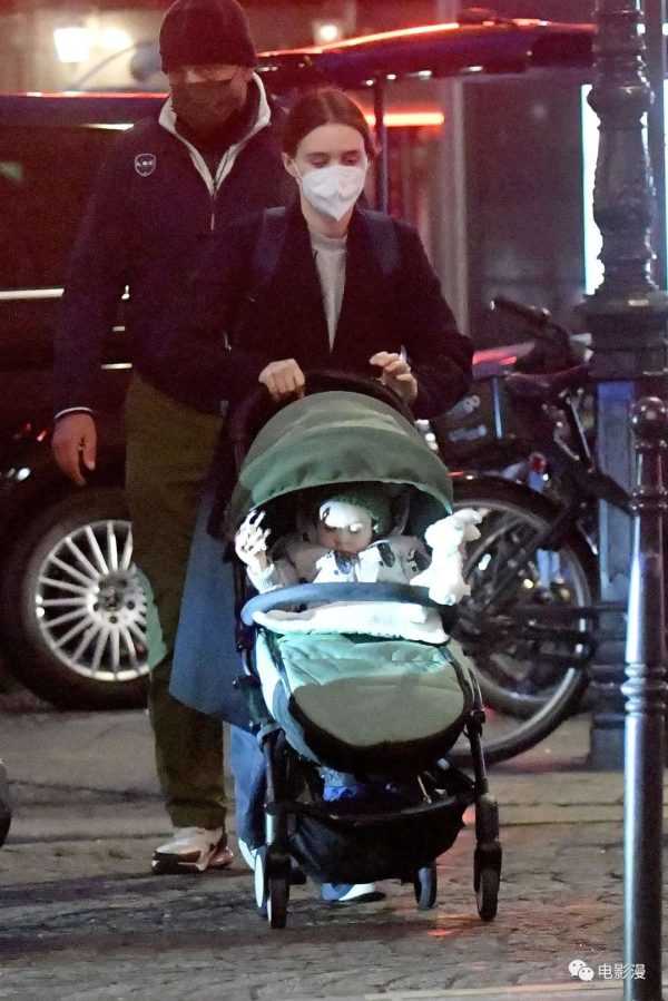 街拍丨华金·菲尼克斯和鲁妮·玛拉夫妻俩推着宝宝出门逛街-插图
