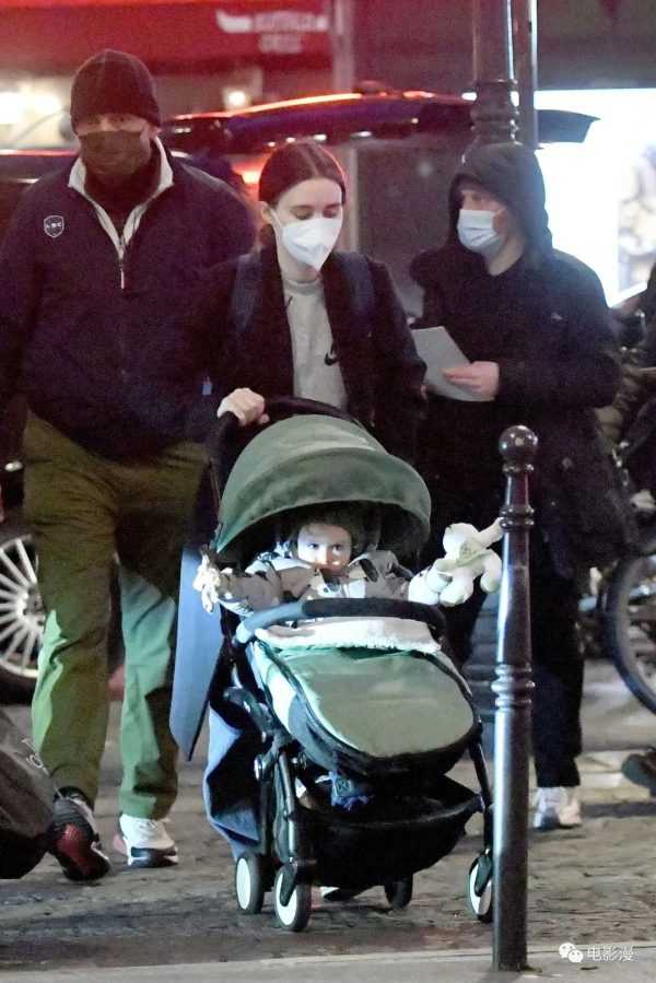 街拍丨华金·菲尼克斯和鲁妮·玛拉夫妻俩推着宝宝出门逛街-插图5