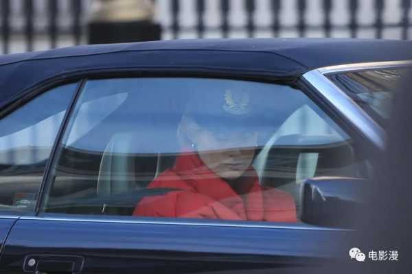 片场丨伊丽莎白·德比齐在伦敦拍摄《王冠》第五季-插图1