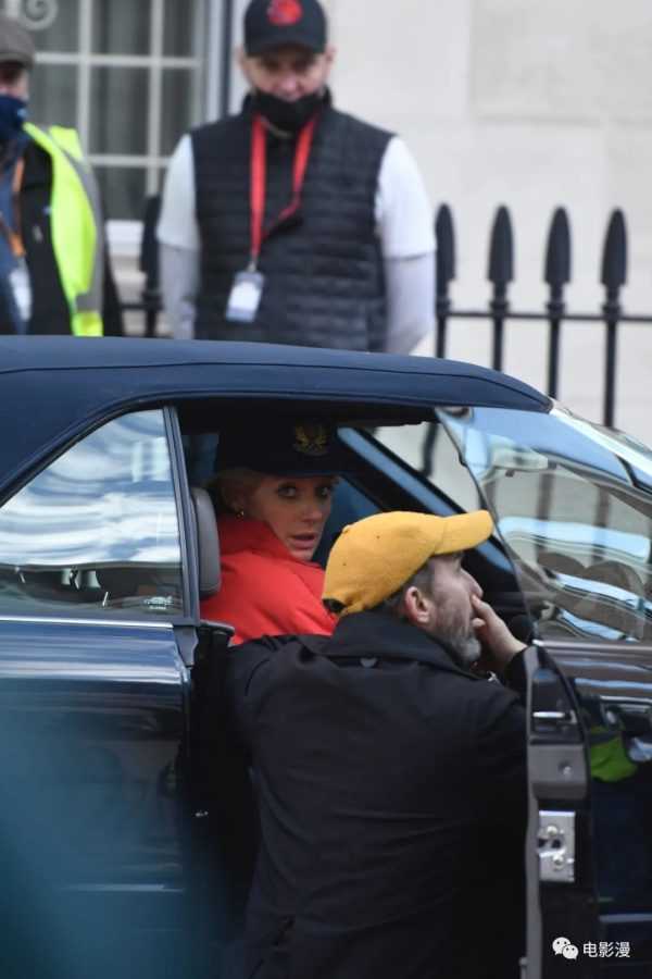 片场丨伊丽莎白·德比齐在伦敦拍摄《王冠》第五季-插图6