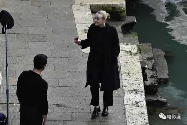 片场丨达科塔·范宁在威尼斯拍摄新剧《雷普利》-插图8
