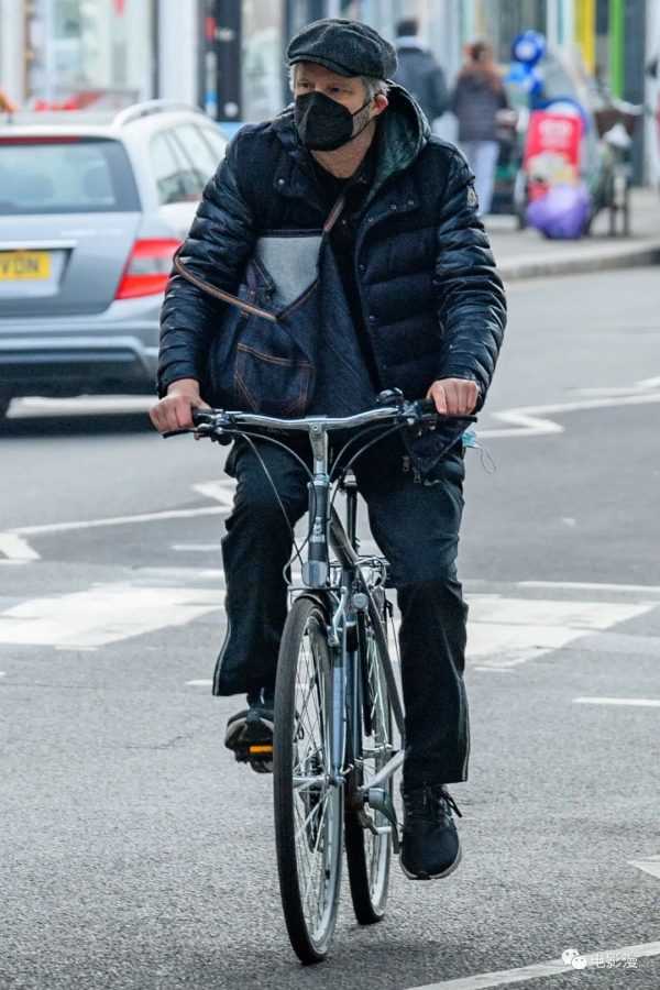 街拍丨“脸叔”科林·费尔斯在伦敦街头骑单车-插图