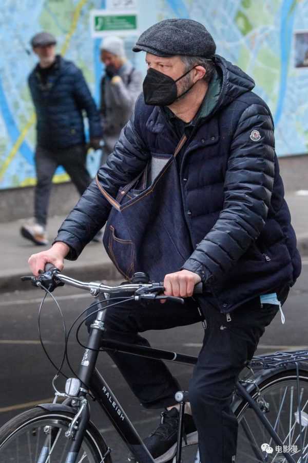 街拍丨“脸叔”科林·费尔斯在伦敦街头骑单车-插图1
