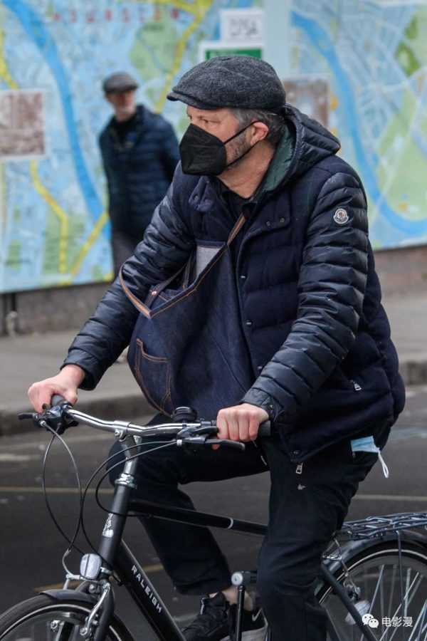 街拍丨“脸叔”科林·费尔斯在伦敦街头骑单车-插图2