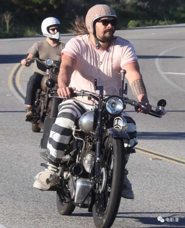 街拍丨粉色海王再次上线！杰森·莫玛在洛杉矶街头骑摩托-插图1