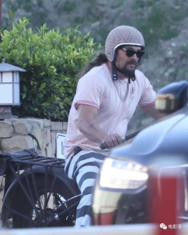 街拍丨粉色海王再次上线！杰森·莫玛在洛杉矶街头骑摩托-插图2
